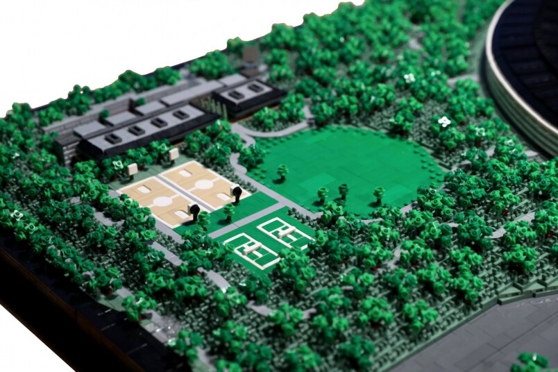 一般人也未必留意得到，在園區範圍內有網球場及籃球場，也是以lego精細