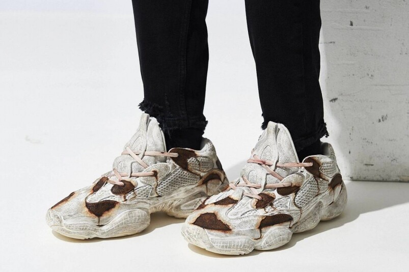 Yeezy 500「Rust」系列亦有全白版本,兩色的製作時間均為 30 至 60 日。 Yeezy 500「Rust」系列亦有全白版本,兩色的製作時間均為 30 至 60 日。