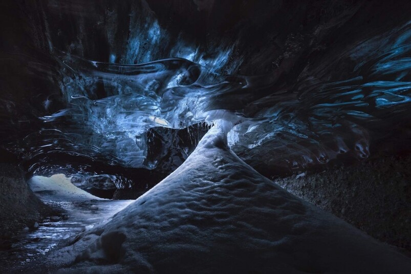 法國攝影師Patrick Hertzog將冰島Vatnajökull National Park的藍冰洞拍下來，各位，冰島是真的人生