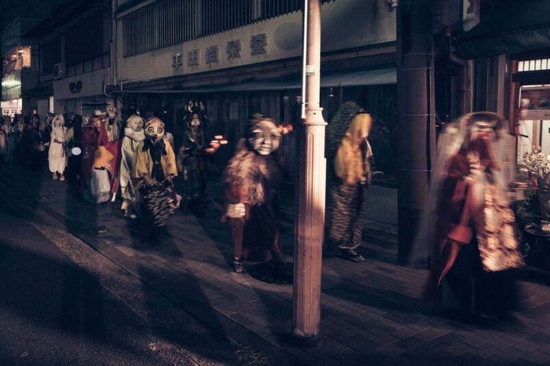 據說京都一条通商店街是人鬼世界的分界點，所以百鬼夜行的巡遊就在