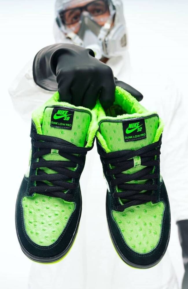 此雙 Nike SB Dunk Low 在設計上富有極大的趣味與巧思，先是鞋身整體都用象徵