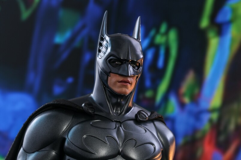 除了換上全新戰衣，《新蝙蝠俠：不敗之謎》裡的蝙蝠俠亦換成為Val Kilmer主演；而