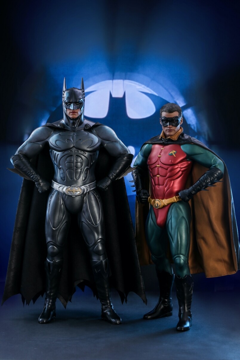 《新蝙蝠俠：不敗之謎》蝙蝠俠（聲納戰衣）1：6比例珍藏人偶預訂價：HK$1,530推