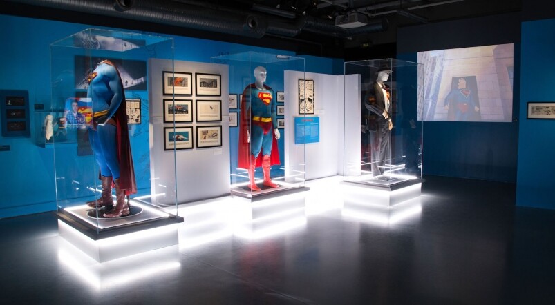今次展覽亦會展出歷代超人穿著的經典斗篷，以及200幅珍貴原創漫畫手