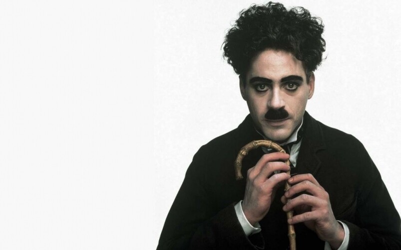 1992年，Robert Downey 在電影《Chaplin》中，憑著飾演 Charlie Chaplin獲得英國影藝學院電影獎最佳男主