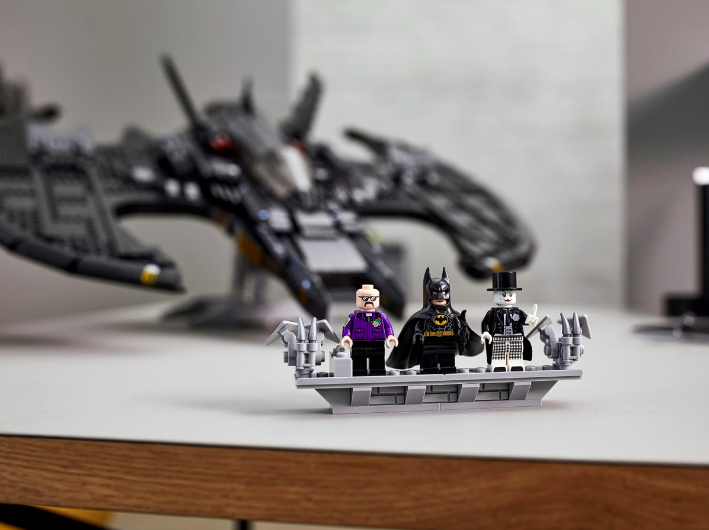 人仔方面共有三個,除了蝙蝠俠(Batman)、全新造型的小丑(The Joker),還有小丑打手之 人仔方面共有三個,除了蝙蝠俠(Batman)、全新造型的小丑(The Joker),還有小丑打手之