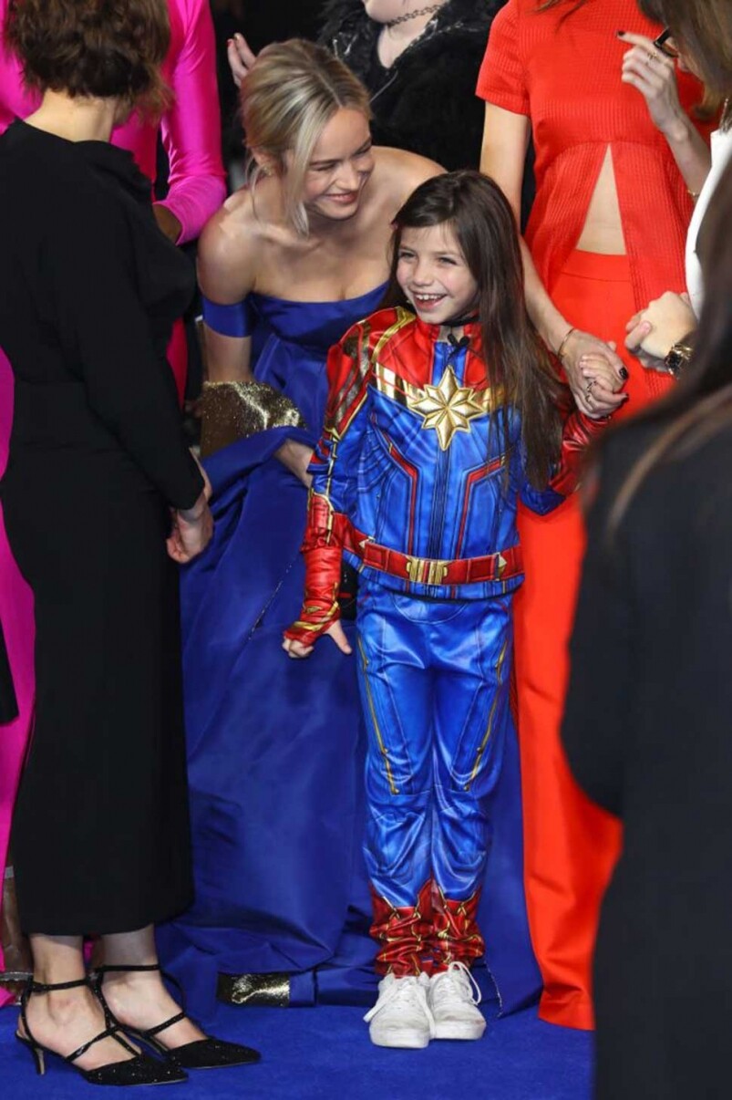 Brie Larson與裝扮成Captain Marvel的小女孩合照，單是這個俯身已經殺死人了！