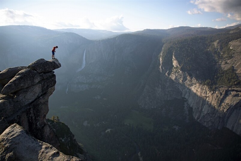 徒手攀爬懸崖是玩命還是挑戰丨《赤手登峰》記錄Alex Honnold成攀酋長岩第一人