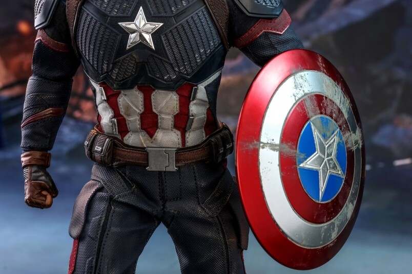 今次美國隊長身穿的經典戰衣，以藍、紅、白色為主調，與《復仇者聯盟》第一集