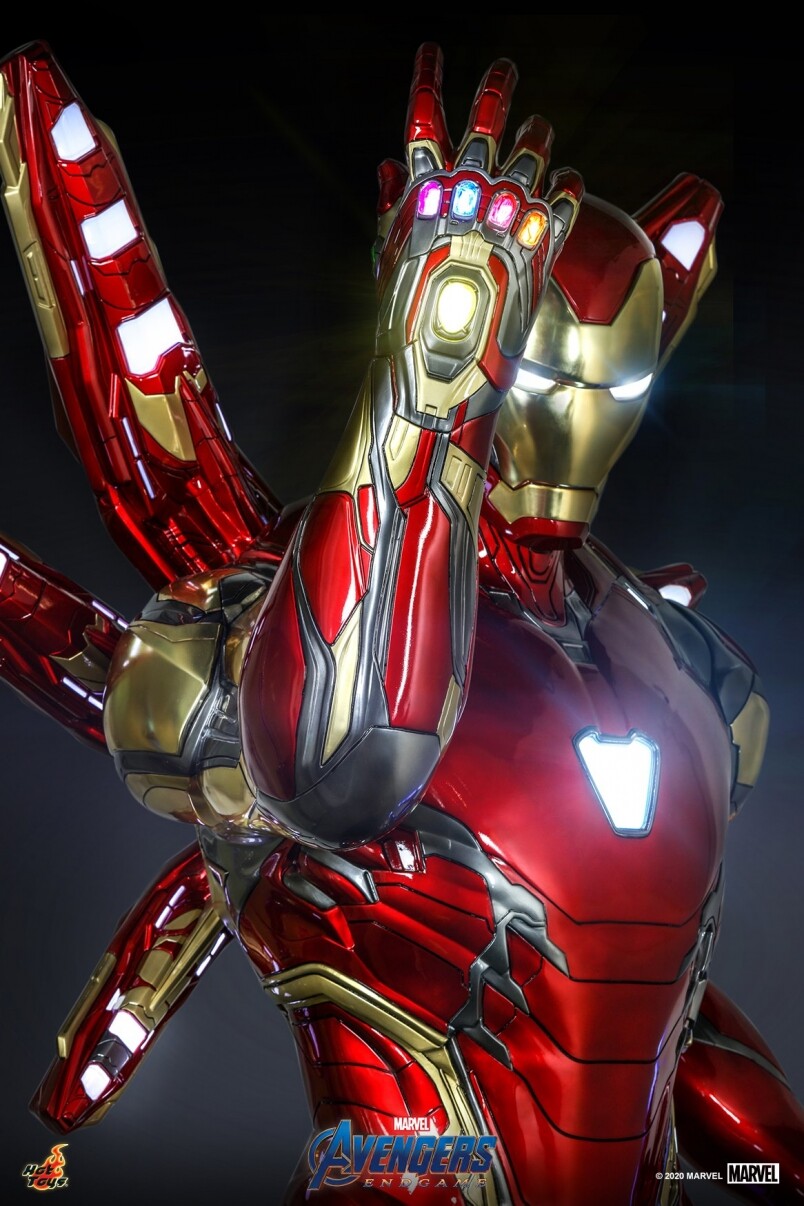最大亮點當然是右手上的Nano Gauntlet，鑲有六顆可發光的無限寶石，I'm Iron Man！