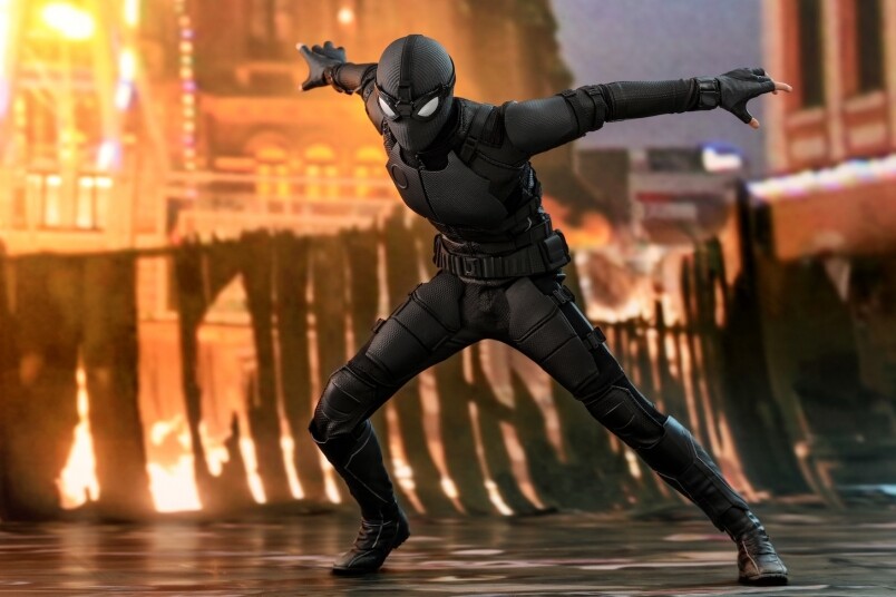 全黑蜘蛛俠戰衣的正式名字為潛行服（Stealth Suit），由於是神盾局局長Nick Fury為Peter