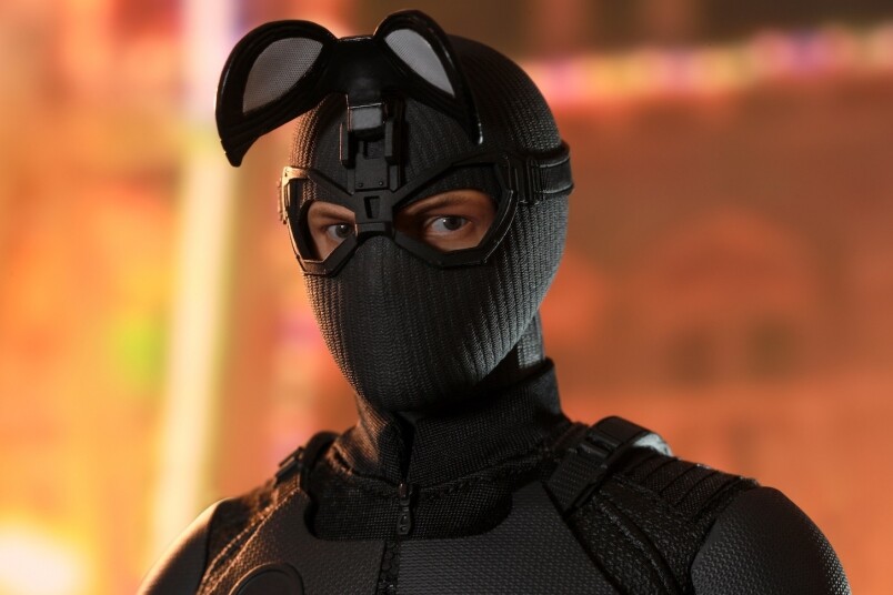 蜘蛛俠潛行服的另一個特色是白色眼罩部份可以向上打開，展露出Tom Holland