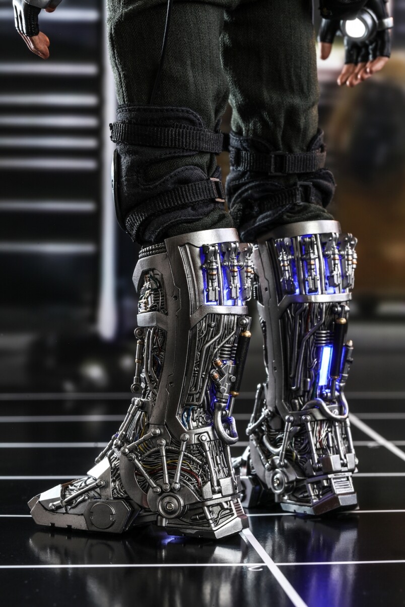 Mech Test版特點在於其四肢上裝有備可動結構的銀色機械手臂與小腿部件