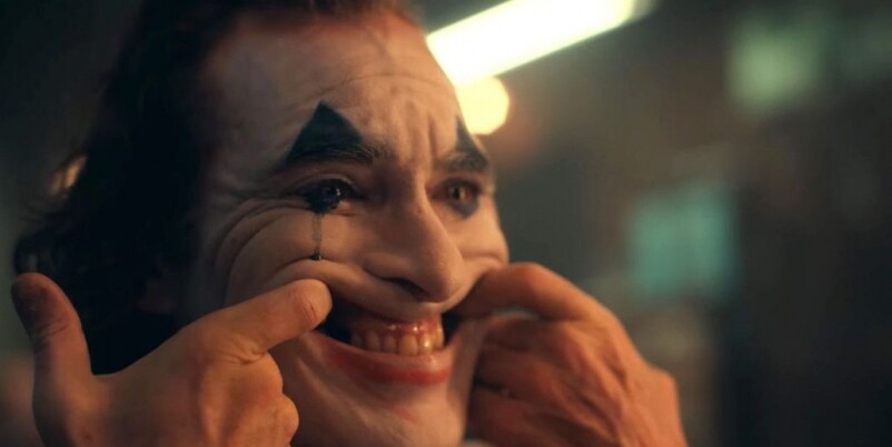 值得留意的是《JOKER》並非屬於現時DCEU的宇宙當中,意味著Joaquin Phoenix版本的小丑不 值得留意的是《JOKER》並非屬於現時DCEU的宇宙當中,意味著Joaquin Phoenix版本的小丑不