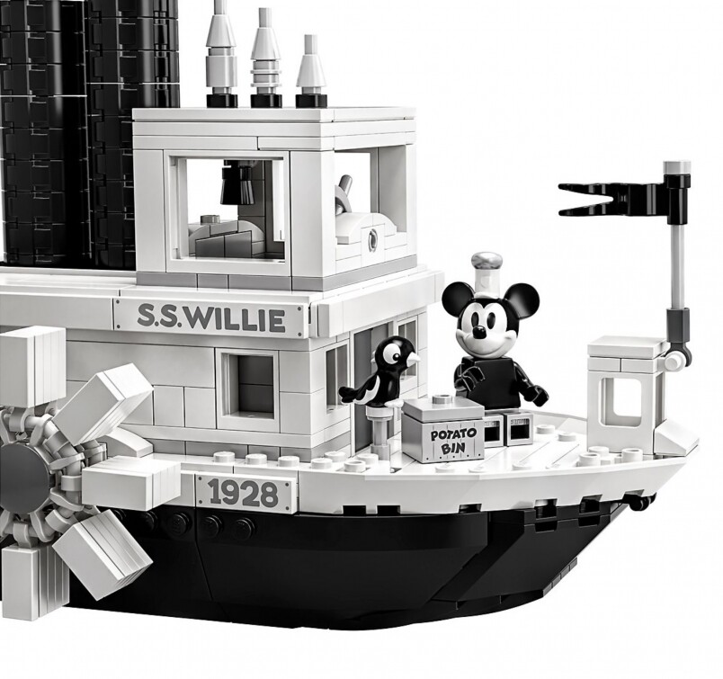 雖然Steamboat Willie的設計簡單，但細節完全跟足動畫裡的設定，船身旁邊印有S.S