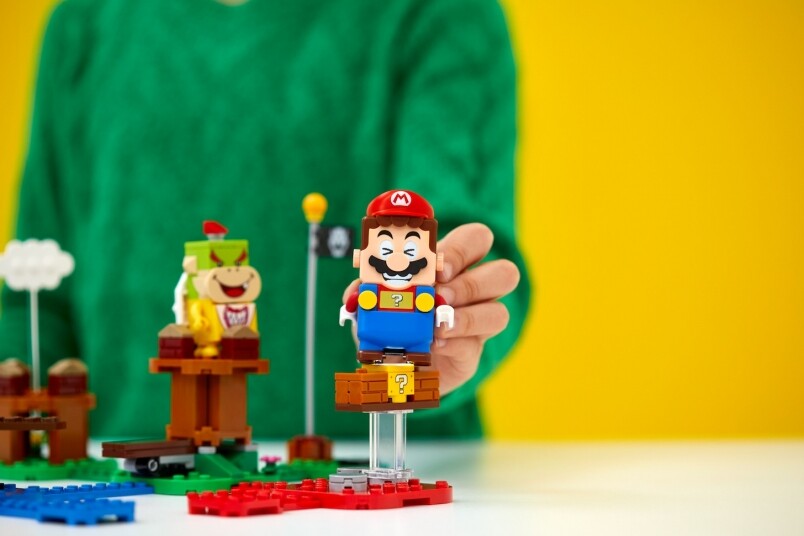 然後操作瑪利奧大叔去通過LEGO設計的關卡，便可以與不同平台及障礙物