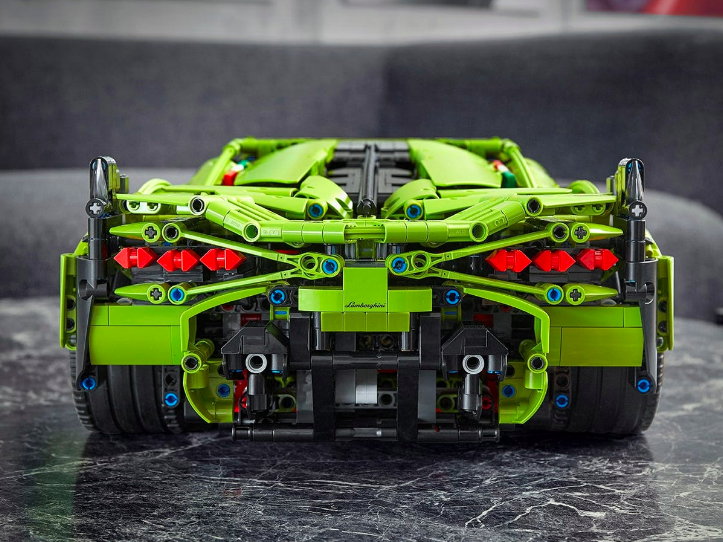 有玩過LEGO Technic之前推出過的Porsche 911 GT3 RS及Bugatti Chiron的朋友，應該也知道這個系