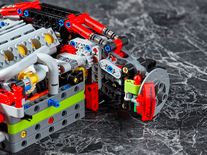 說到底是LEGO Technic，就是要於LEGO裡融入科技的元素，拆開車身便可以看到極細