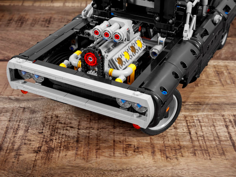 LEGO Technic向來都專玩機械細節,打開車頭可以看到V8引擎全貌,原汁原味還 LEGO Technic向來都專玩機械細節,打開車頭可以看到V8引擎全貌,原汁原味還