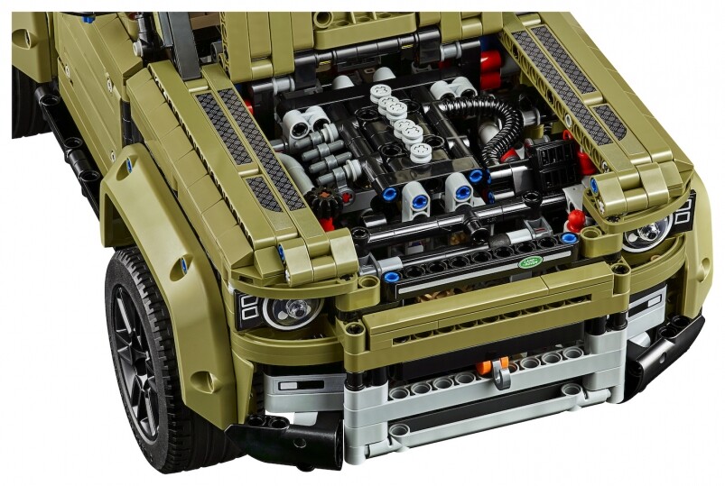 雖然LEGO Land Rover Defender件數比起Bugatti Chiron少，只有2573塊，但細節還原方面毫不馬虎，引擎