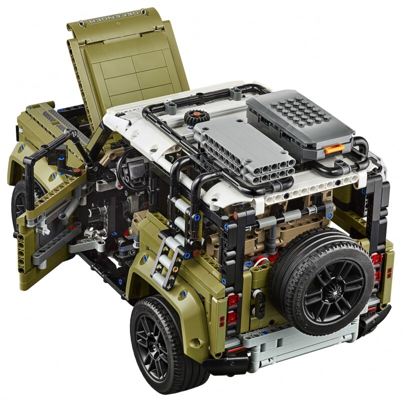 Defender車內設計同樣一應俱全，方向盤、儀表板、變速箱等；此外，LEGO Techni系列的好玩