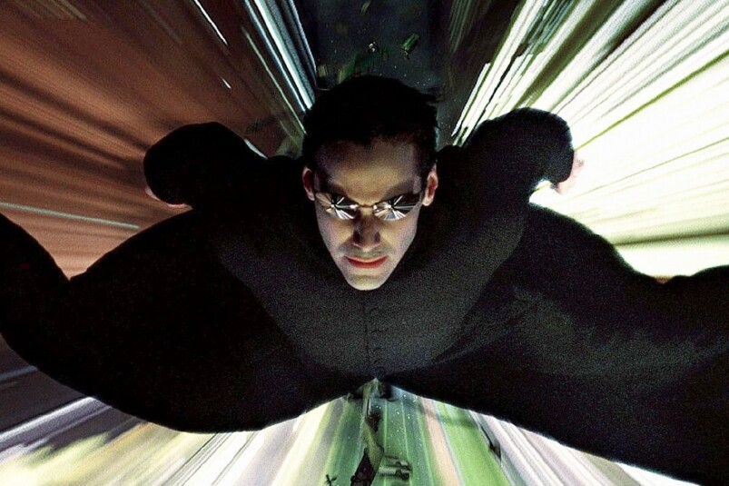 第二部《Matrix: Reloaded》，覺醒後的Neo當然「屈機」，能飛天能以一擋百。但在現實世界，人類