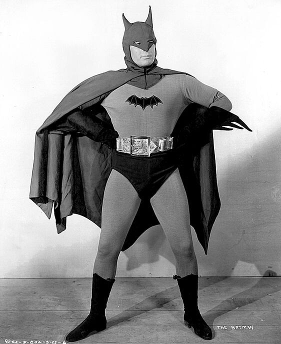 Lewis Wilson BATMAN （1943）要追索最早期的蝙蝠俠電影，就要回到黑白影畫的年代，1943年第
