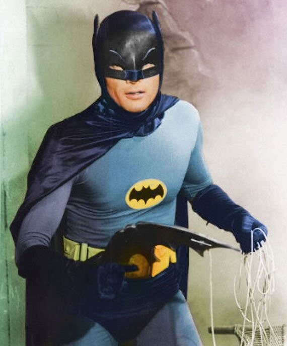 1966年的蝙蝠俠終於有較為「硬淨」的面罩，與Ben Affleck的蝙蝠俠一樣，耳朵位置都