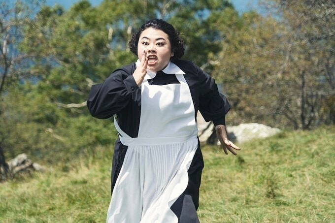 渡邊直美於《約定的夢幻島》裡飾演原為黑人的飼育員－修女，亦是令一驚喜