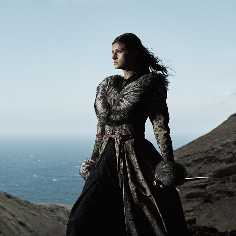 第一季分別有三位主角：Geralt of Rivia、Yennefer of Vengerberg和Cirilla Fiona ElenRiannon，而他們大約要到第七集