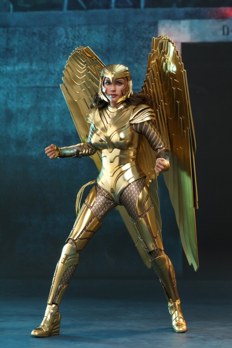 神奇女俠向來走性感路線，今次換上這套密密實實的黃金裝甲，多少有點