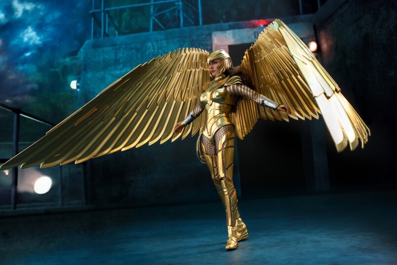 金鷹戰衣於預告裡只是驚鴻一瞥，但其實戰衣背上的雙翼可以展開，讓神