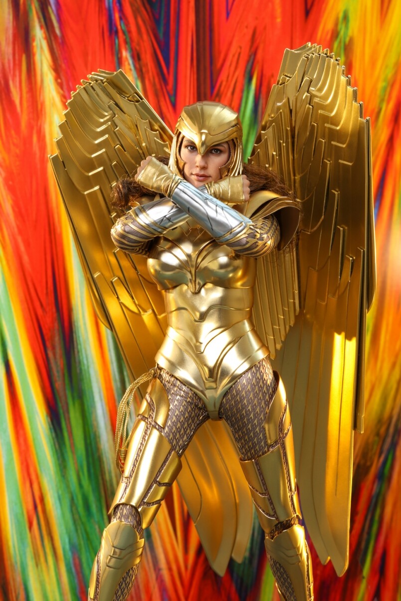 神奇女俠向來走性感路線，今次換上這套密密實實的黃金裝甲，多少令人