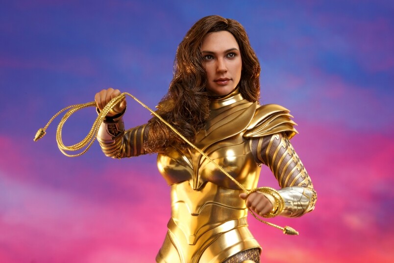 神奇女俠向來走性感路線，今次換上這套密密實實的黃金裝甲，先不論造