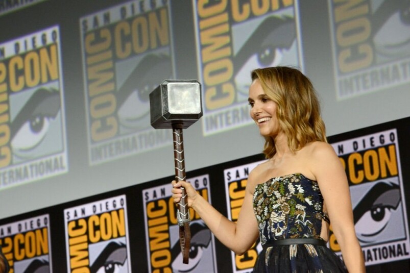 在SDCC的發佈會上，Natalie Portman更舉起了雷神之錘Mjolnir，並宣佈會以女雷神的身份現