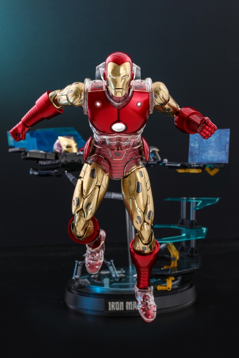 Hot Toys為款元祖造型Iron Man特意預備了全新的紅、金色裝甲素體，比例結構複