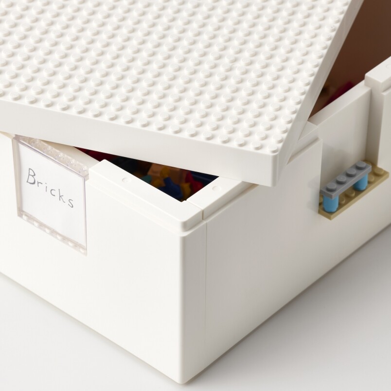 IKEA X LEGO BYGGLEK系列貯物盒貫徹IKEA簡約風，純白色方角設計，加上盒蓋的LEGO顆粒