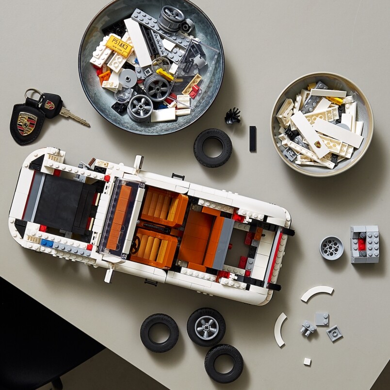 LEGO Creator Expert 10295 Porsche 911 Turbo＋Targa共由1,485塊LEGO顆粒，全長有35cm、高10cm，並採用醒目易