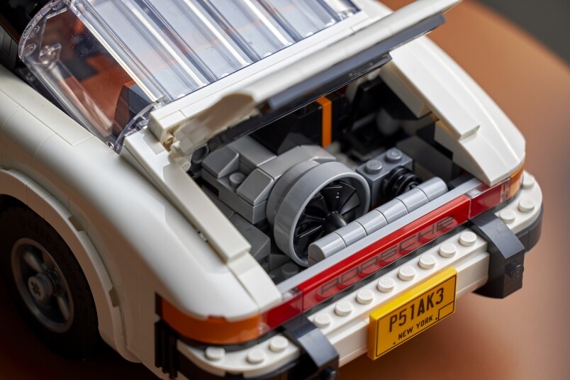 Porsche 911 Turbo另一為人熟知的，必然是配備了渦輪增壓裝置的930引擎，打開車尾