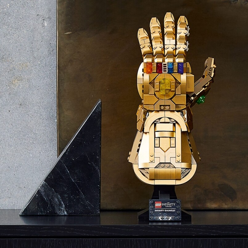 無限手套配有展示台，總高度約32cm，雖未至於大如戴在魁隆（Thanos）手上的1