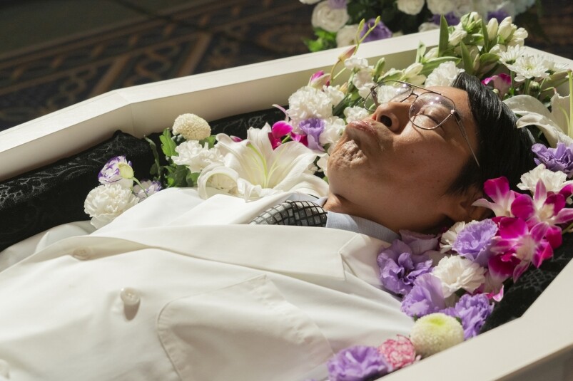 老豆的製藥公司意外研發「假死兩天藥」,他親身試藥成功假死! 老豆的製藥公司意外研發「假死兩天藥」,他親身試藥成功假死!