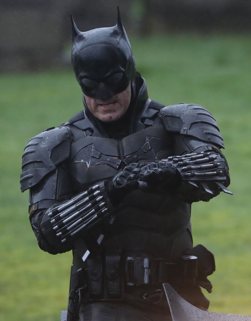 再近一點看看蝙蝠俠的戰衣，黑得發亮的面罩，彷如武士般的盔甲，雙手還