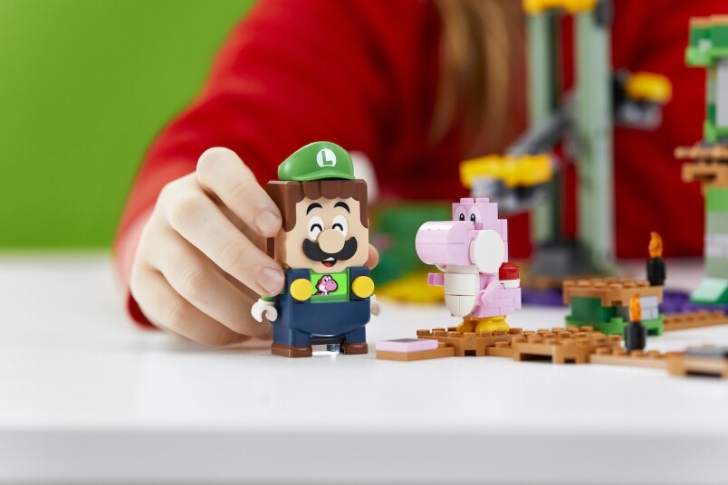 Luigi亦附有一隻全新的粉紅耀西（Pink Yoshi），正好與之前推出的綠色耀西湊成一