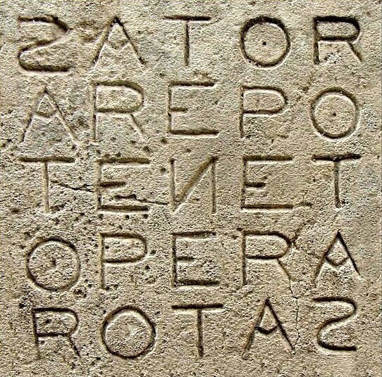 TENET這個字表面是解信條、原則，最出見於古羅馬時代的龐貝古城遺址中所