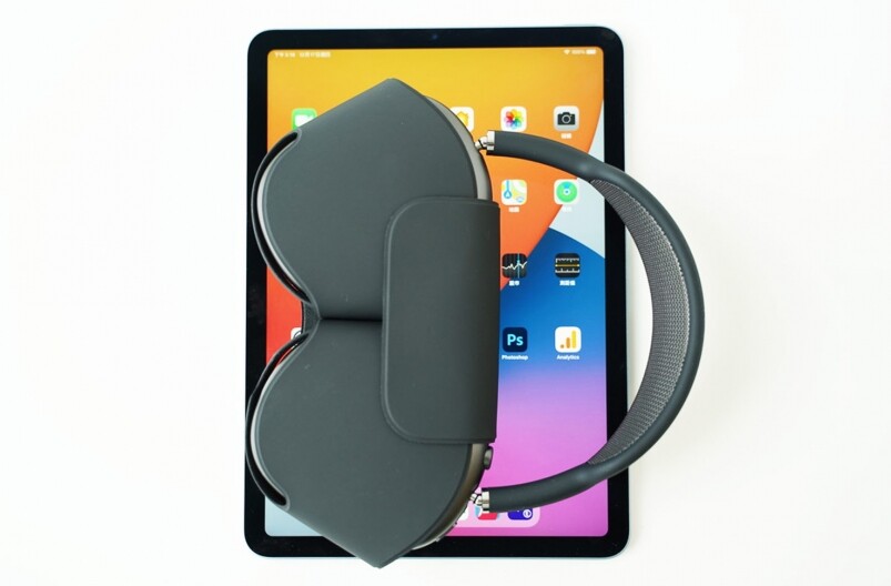 而AirPods Max的大小,也比iPad Air細得多,所以在收納之上,也不會見得特別阻礙空 而AirPods Max的大小,也比iPad Air細得多,所以在收納之上,也不會見得特別阻礙空