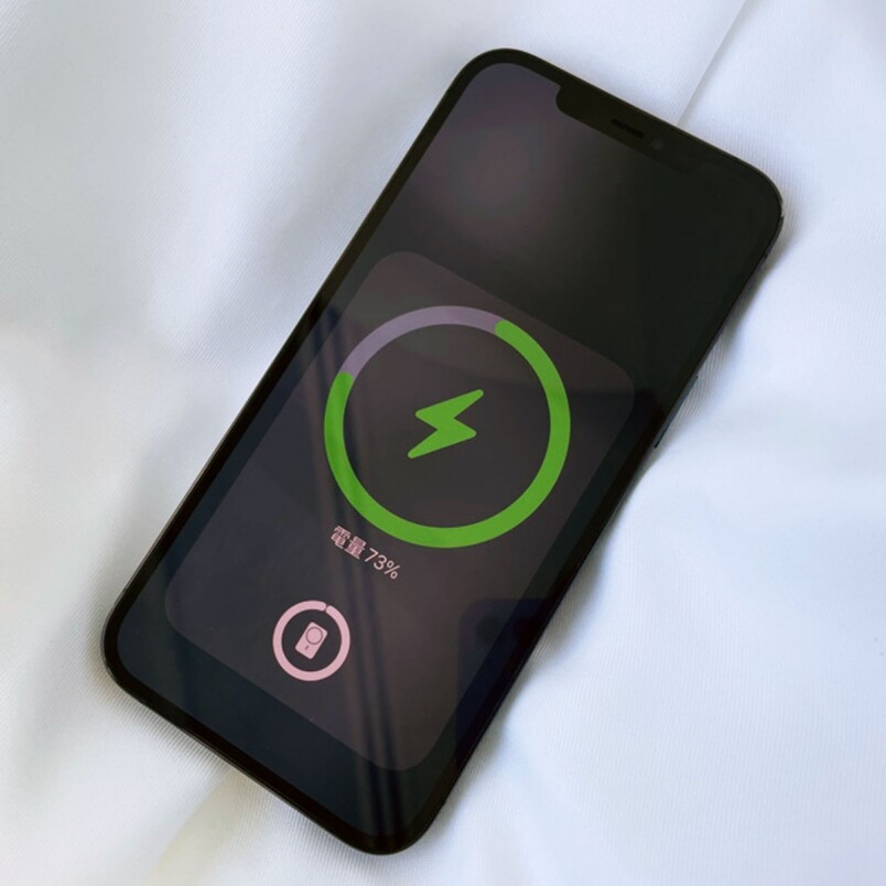 使用在流動充電的情況下，MagSafe電池可用最多5W功率為iPhone充電，坦白說5