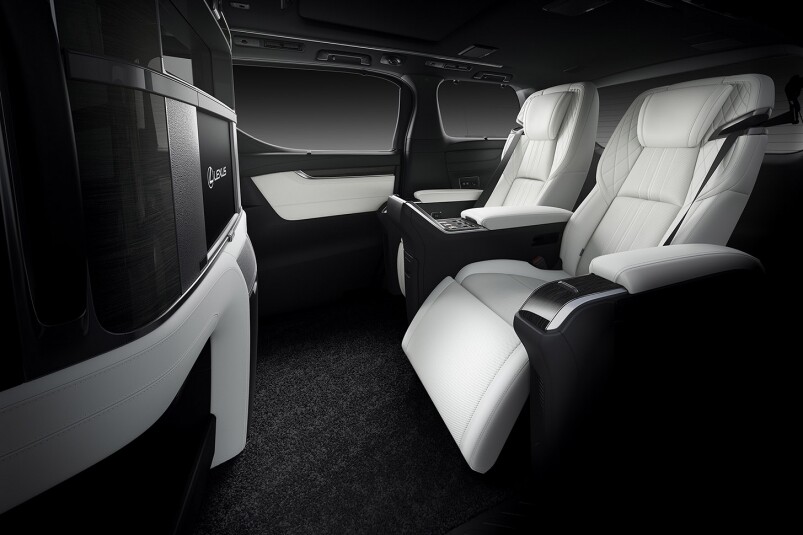 老闆級享受丨按摩椅26吋螢幕雪櫃一應俱全的Lexus LM350