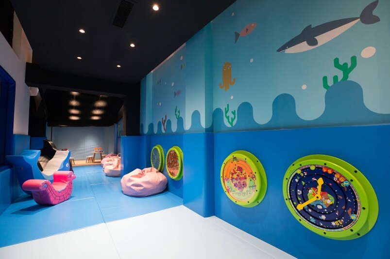 平治港島品牌中心內設有Little Stars Kids Club 兒童遊戲室，可以讓你的小朋友玩餐