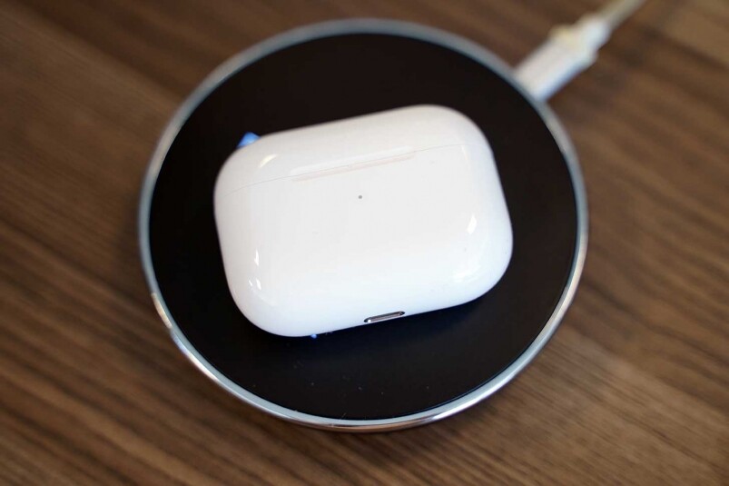 AirPods Pro在一次充電後,就有長達5小時聆聽時間,如果啟用「主動消噪」模式時 AirPods Pro在一次充電後,就有長達5小時聆聽時間,如果啟用「主動消噪」模式時