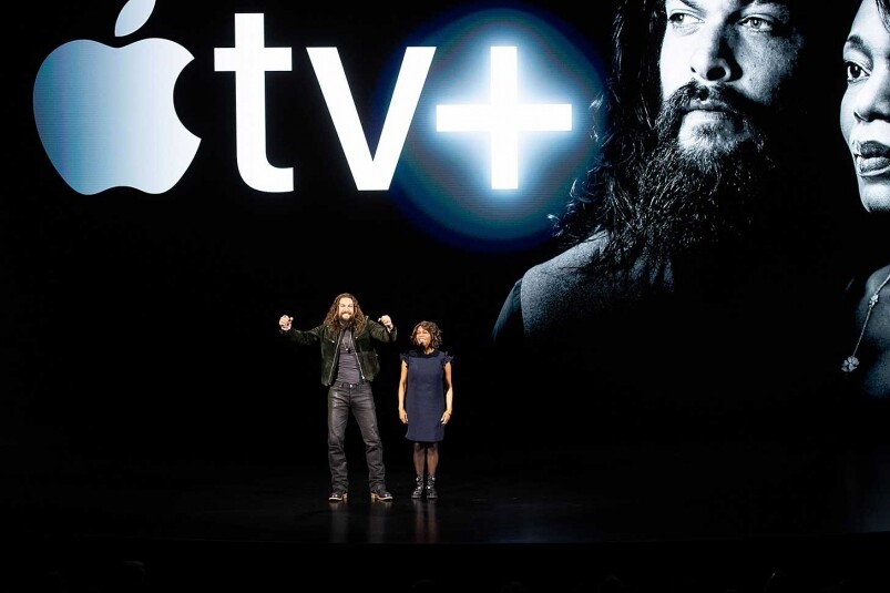 水行俠Jason Momoa在台上，而美國隊長Chris Evans則在台下，兩個都有參與Apple TV+的節目！